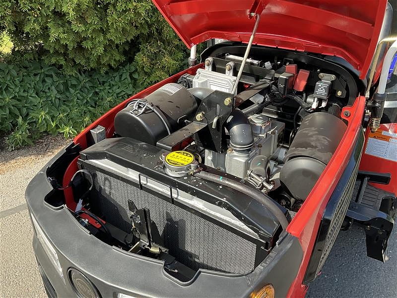 Silnik DIESEL ciągnika CRONA CR254 - widok na komponenty i układ chłodzenia