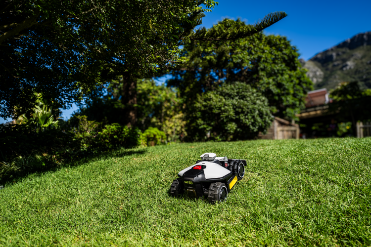 LUBA-mini-Unmatched-off-road-Capability-for-Lawns-within-1500㎡.png