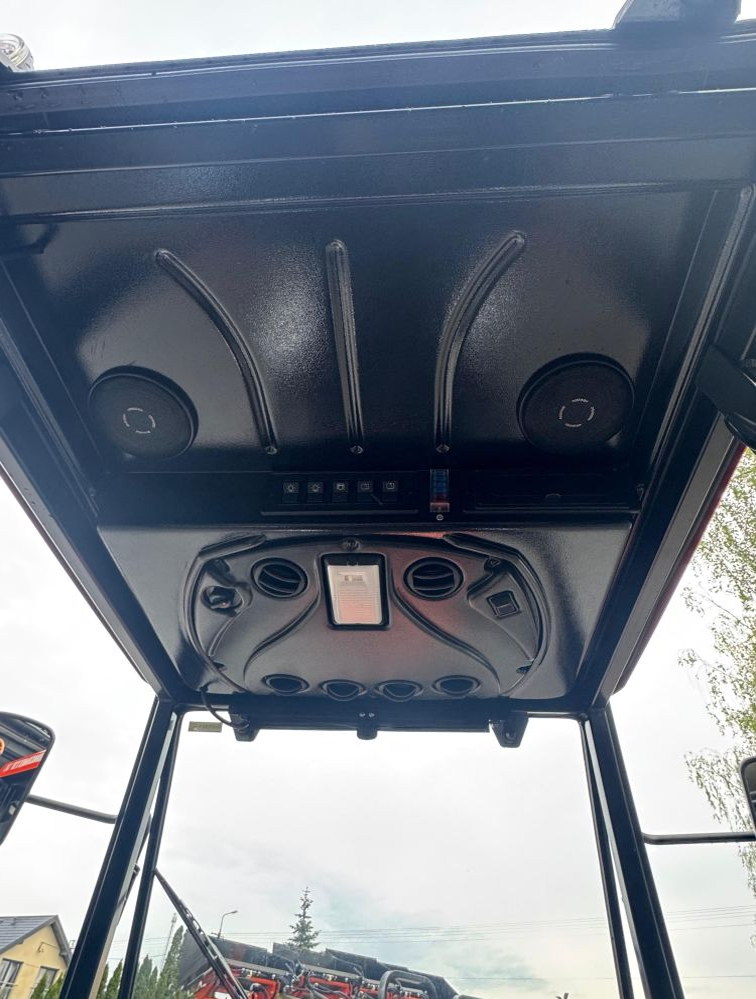 Ciągnik Hinomoto HM3030 - Kabina operatora