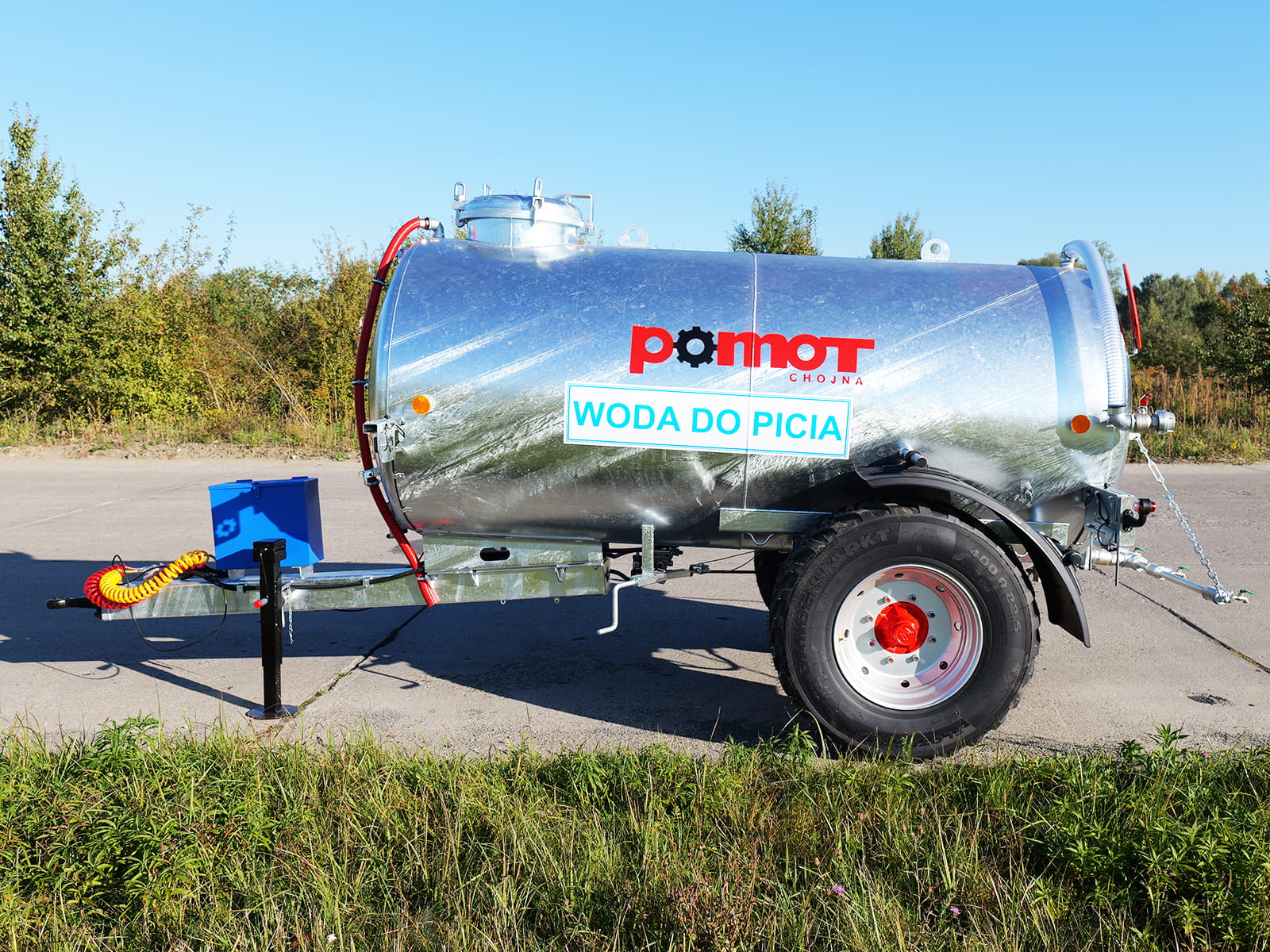 Widok boczny na samonośną konstrukcję i duże koła cysterny POMOT T507/2.5