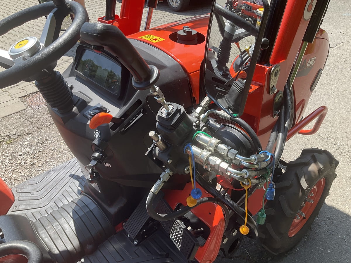 Widok na mocowanie pługa śnieżnego i tylny TUZ w ciągniku CRONA CR2601X