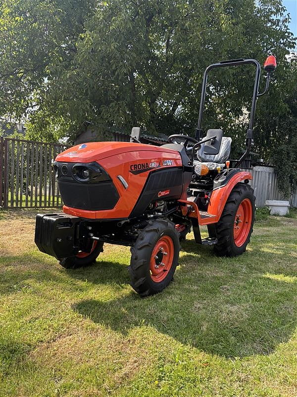 Ciągnik CRONA CR2601X z pługiem śnieżnym - Widok z przodu, napęd 4x4, duża trakcja