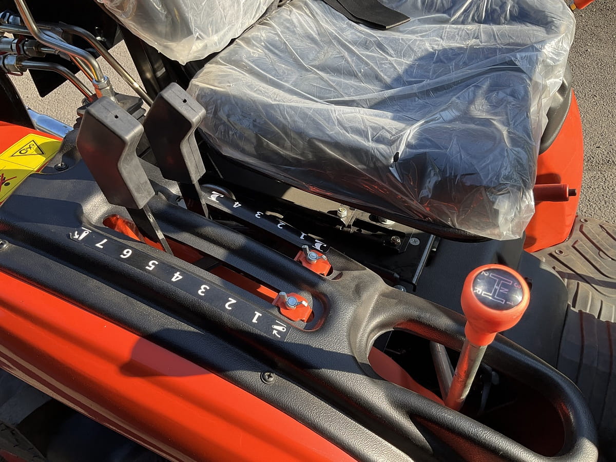 Ciągnik Crona CR2601X z widocznym napędem 4x4 i silnikiem wysokoprężnym